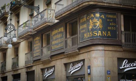 El rótulo de la antigua pastelería y bombonería casa Massana