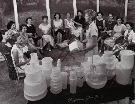 Una 'party plan' de Tupperware en Florida, 1958.