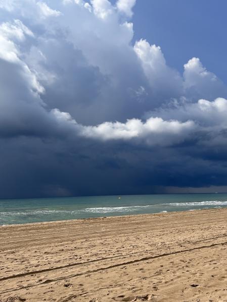 Tormenta en el mar frente a la playa de Gavà Mar.