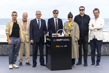 El director Albert Serra rodeado del equipo de la película