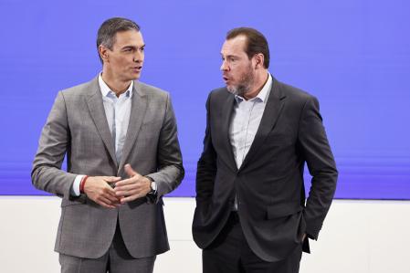 MADRID, 12/09/2024.- El presidente del Gobierno, Pedro Sánchez (i) y el Ministerio de Transporte y Movilidad Sostenible, Oscar Puente, presentan la nueva campaña Transporte público, ¿lo pillas? para promover el uso del transporte público, este jueves en Madrid. EFE/ Sergio Perez