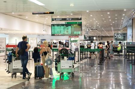 Estación de Sants , espacios, zona del AVE, nueva distribución, colas de gente. Nueva entrada para pasajeros del AVE