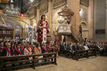 Los Gegants de la Ciutat, entre las personalidades asistentes a la misa de la patrona