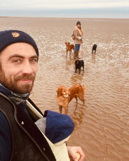 James Middleton con su esposa, hijo y perros