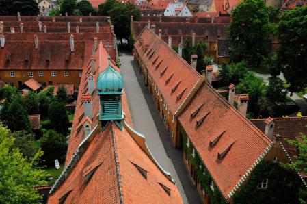 Vista aérea de las calles del Fuggerei, con los famosos tejados rojos de las casas