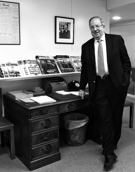 Giner en el escritorio del fundador de Le Monde
