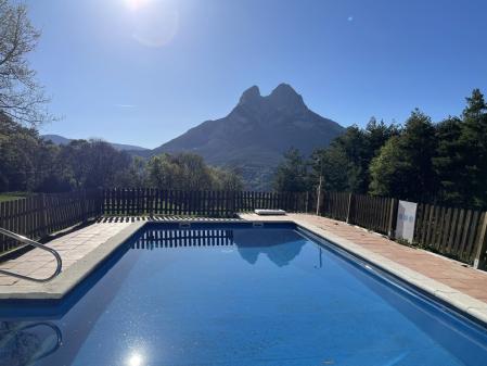 El Pedraforca reflejado en la piscina del Hostal Pedraforca.