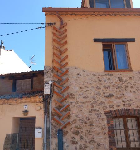 Ingenioso y original sistema de desagüe de los canalones utilizado en una casa de Sotosalbos (Segovia).