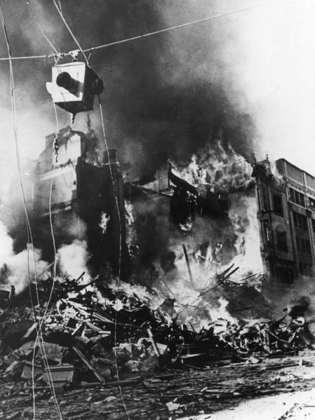 Incendio en Kyiv a raíz de una explosión el 24 de septiembre de 1941.