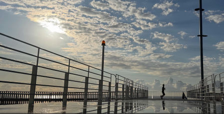 Haciendo deporte en los nuevos espacios del Port Olímpic de Barcelona.