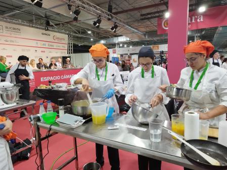La jornada ha comenzado con un concurso por equipos de escuelas de cocina.