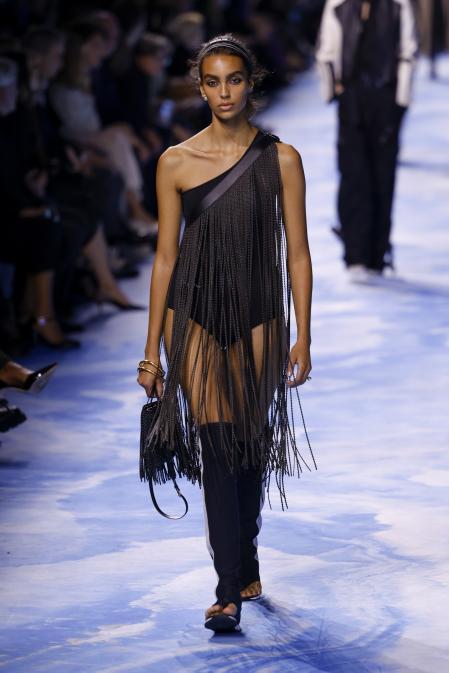 Look de la colección Primavera/Verano 2025 de Dior, presentado en París