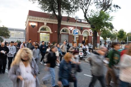 Estación saturada de Sant Andreu Comtal en hora punta, con la gente bajando del tren porque acaba aquí por obras y se dirigen a coger el metro.