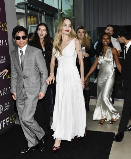 Angelina Jolie junto a sus hijos en el estreno de 'María' en Nueva York