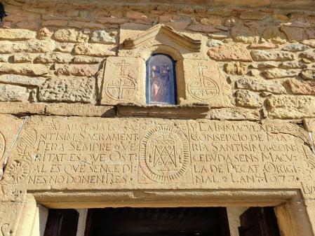 Los marcos de las puertas del Hostal de Pinós tienen siglos de historia
