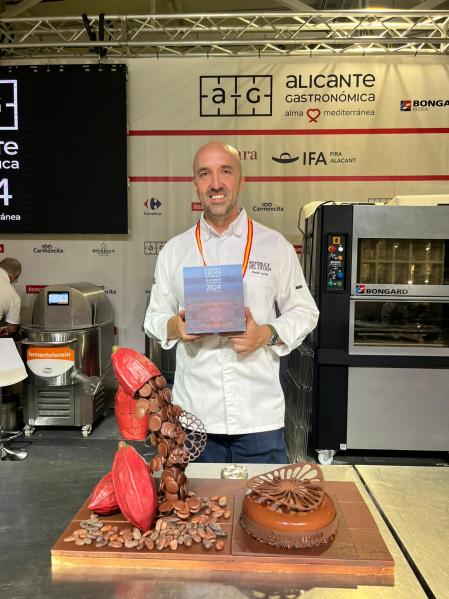 Pachi Larrea junto a su tarta ganadora