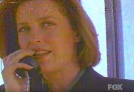 La agente Scully dentro de la cabina en el capítulo de 'X Files'
