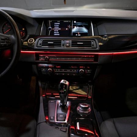 Vista de un coche personalizado con luces LED.