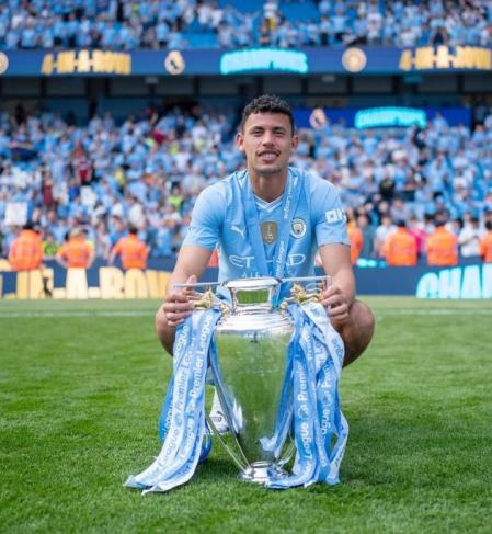 Matheus Nunes celebrando un título con su club