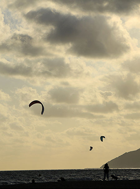 La hora dorada en la playa de Castelldefels.