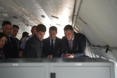 Moreno Bonilla y Pedro Sánchez en Centro de Experimentación y Certificación de Aeronaves Tripuladas desde tierra (CEUS) en Huelva