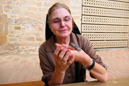 La fotógrafa Isaura Marcos con la esfinge de la correhuela entre las manos.