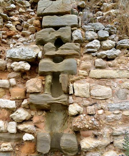 Aquí se puede apreciar una canalización para agua que estaba dentro de una pared del castillo.