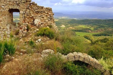 Los restos del castillo parece que estén contemplando el fantástico paisaje.