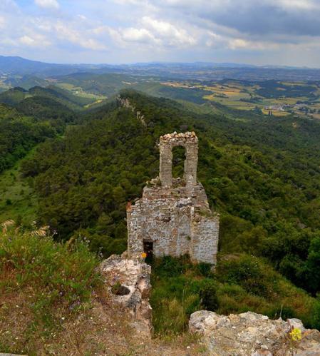 De la ermita de Sant Miquel solo quedan restos de lo que había sido el campanario.