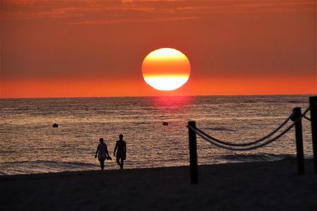 Paseo al atardecer en la playa de la Costilla.