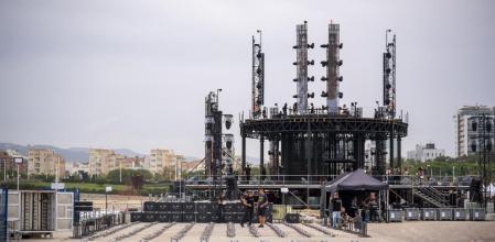 En lo alto del escenario se sitúan las pantallas de ocho metros; delante, 500 de los drones que volarán