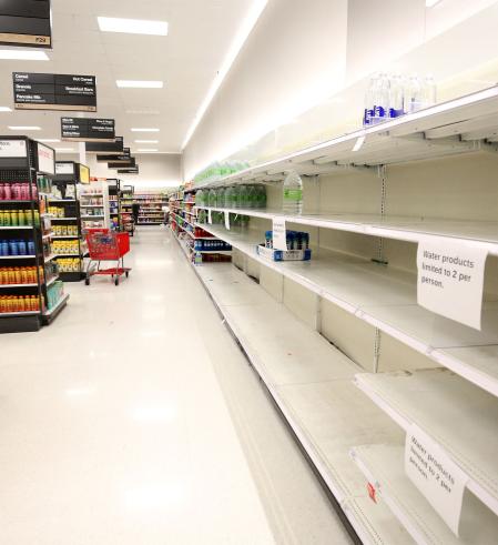 Estanterías vacías en un supermercado de Kissimmee, Florida