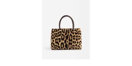 Bolso de mano estilo tote con animal print.