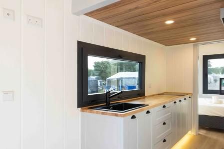 La elegante minicasa rodante Barcelona combina belleza y sofisticación.