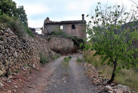 Entrando al pueblo por el camino de los huertos.