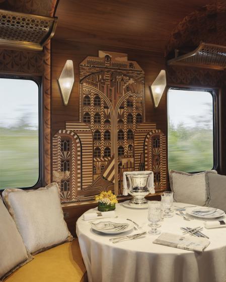 El salón permite mover los muebles para acoger un comedor de hasta cinco comensales