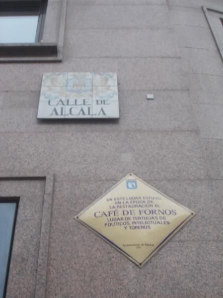 Placa del famoso café de Fornos en la ruta Bécquer por Madrid.