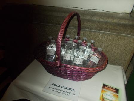 Botellas de agua bendita.