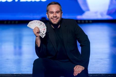 El ilusionista Jorge Sánchez Blas, más conocido como Jorge Blass, durante una entrevista en el Parque de Atracciones,  a 22 de abril de 2023, en Madrid (España). El mago realiza un show de magia en el II Festival de Magia del Parque de Atracciones que se celebra del 22 de abril al 7 de mayo.