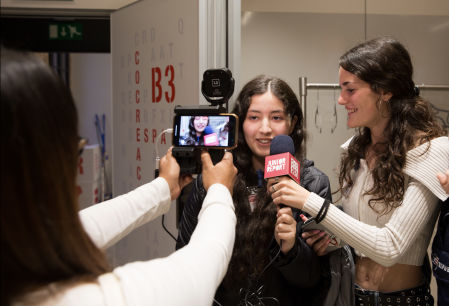 Alumnos con el equipo de periodismo móvil