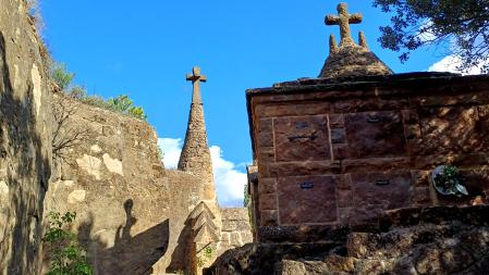 El cementerio modernista de Olius.