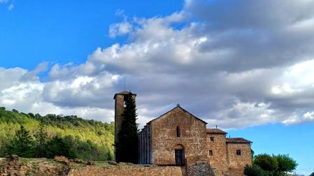 Vista de la iglesia de Sant Esteve de Olius.
