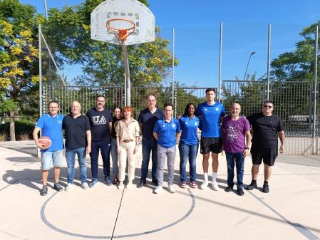 Imagen de grupo de los implicados en la puesta en marcha del plan, representantes de los vecinos, de Kali Nord, Lucentum y Ayuntamiento de Alicante.
