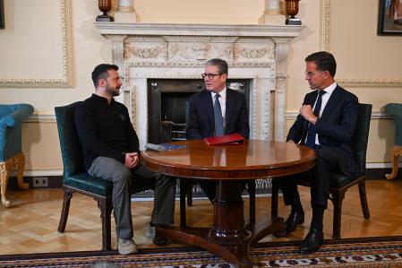 London (United Kingdom), 10/10/2024.- (L-R) Ukraine's President Volodymyr Zelensky, Britain'Äôs Prime Minister Keir Starmer, and NATO Secretary General Mark Rutte hold a meeting at 10 Downing Street in London, Britain, 10 October 2024. (Zelenski, Ucrania, Reino Unido, Londres)