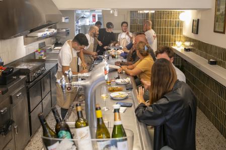 El Bar Canyí se ha convertido en uno de los mejores locales de la ciudad. Un establecimiento en el barrio de Sant Antoni de la mano del equipo del Slow & Low, un restaurante de una estrella Michelin situado a pocos metros del bar.