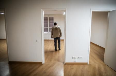 El propietario de este piso del Gòtic comprueba cómo se encuentra tras el lanzamiento