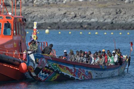 FOTODELDÍA GRAFCAN5250. LA RESTINGA (EL HIERRO), 10/10/2024.- Un cayuco con 158 inmigrantes a bordo ha llegado este jueves al puerto de La Restinga, en el sur de El Hierro, acompañado por la Salvamar Mízar, de Salvamento Marítimo. EFE/ Gelmert Finol