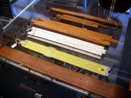 Una colección de reglas de cálculo en el Museo de Historia de la Ciencia, Oxford.