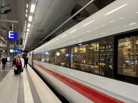 Un tren ICE de Deutsche Bahn en la estación central de Berlín