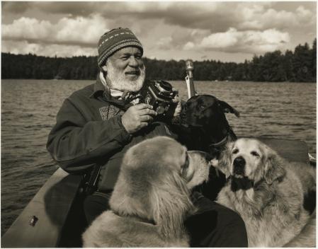 El fotógrafo, rodeado de sus perros, una de sus grandes pasiones